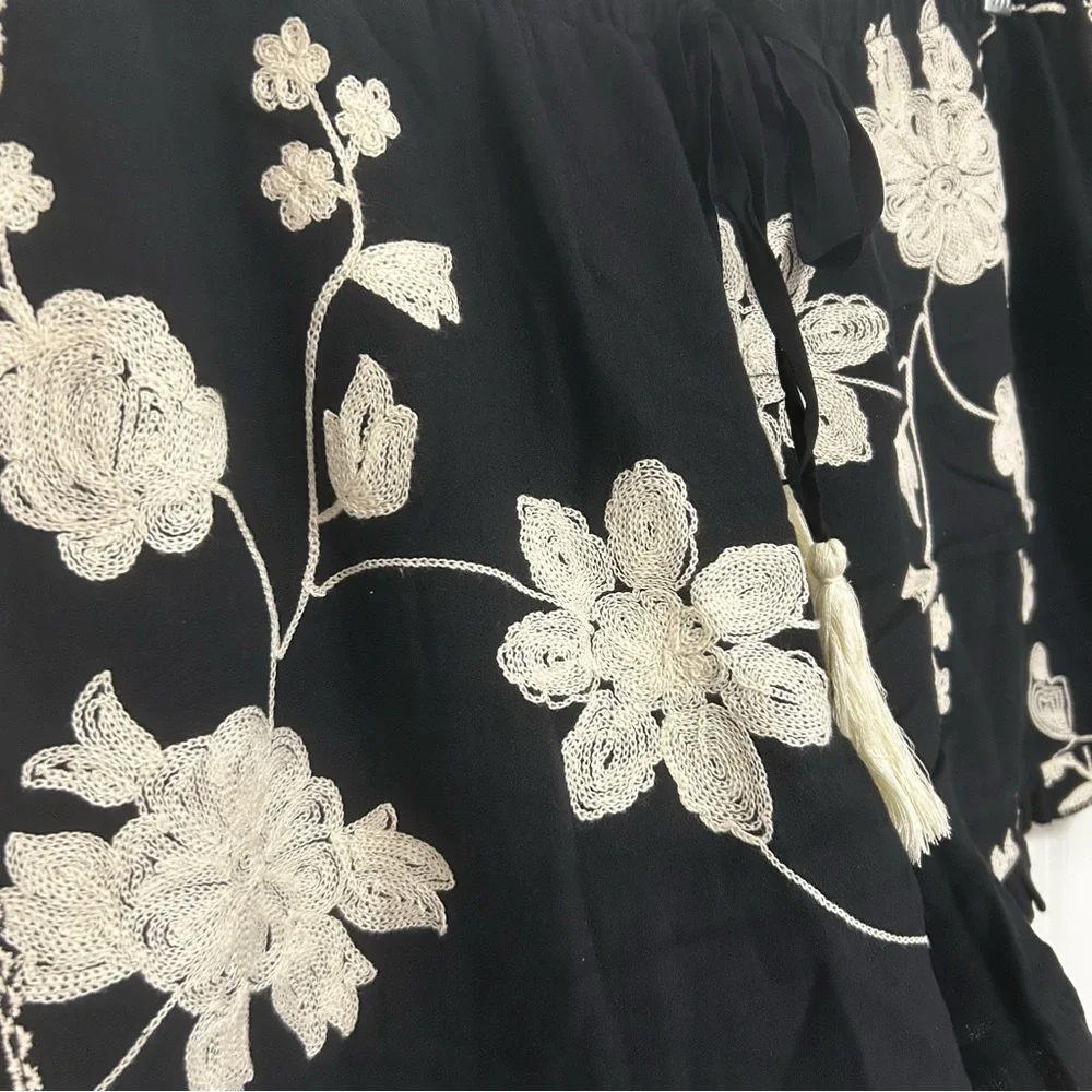 A Beautiful Soul Black Embroidered Floral Shorts Size L Boho Festival Tassel - Picture 3 of 10